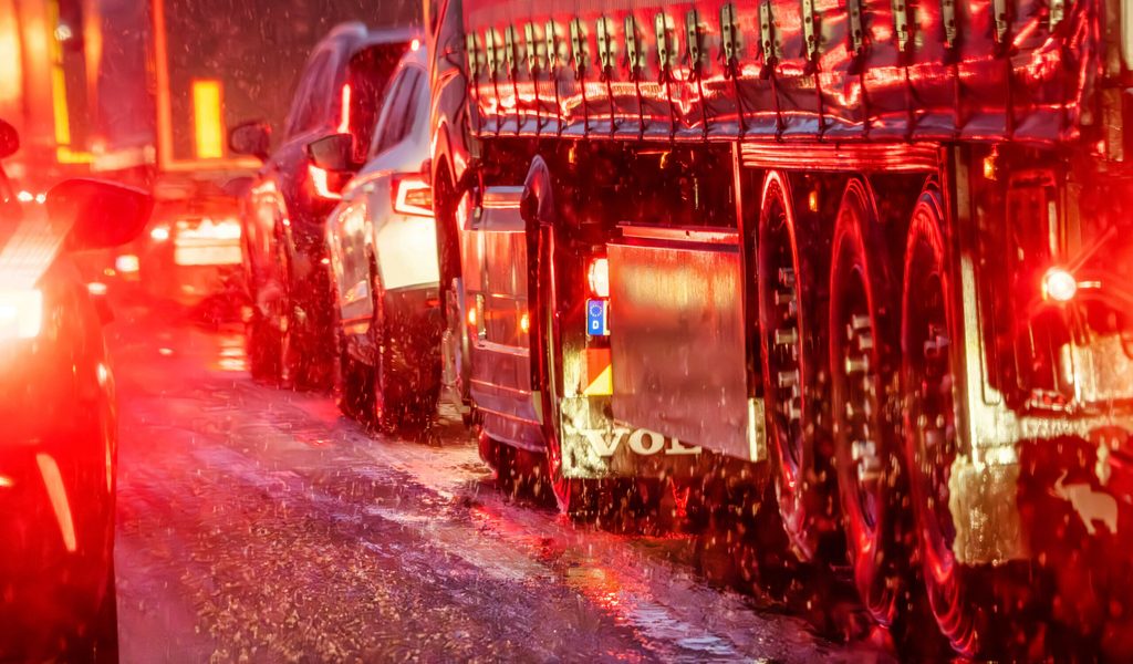 Blitzeis-legt-A1-lahm-Lkw-Unf-lle-sorgen-f-r-Vollsperrungen-am-Morgen