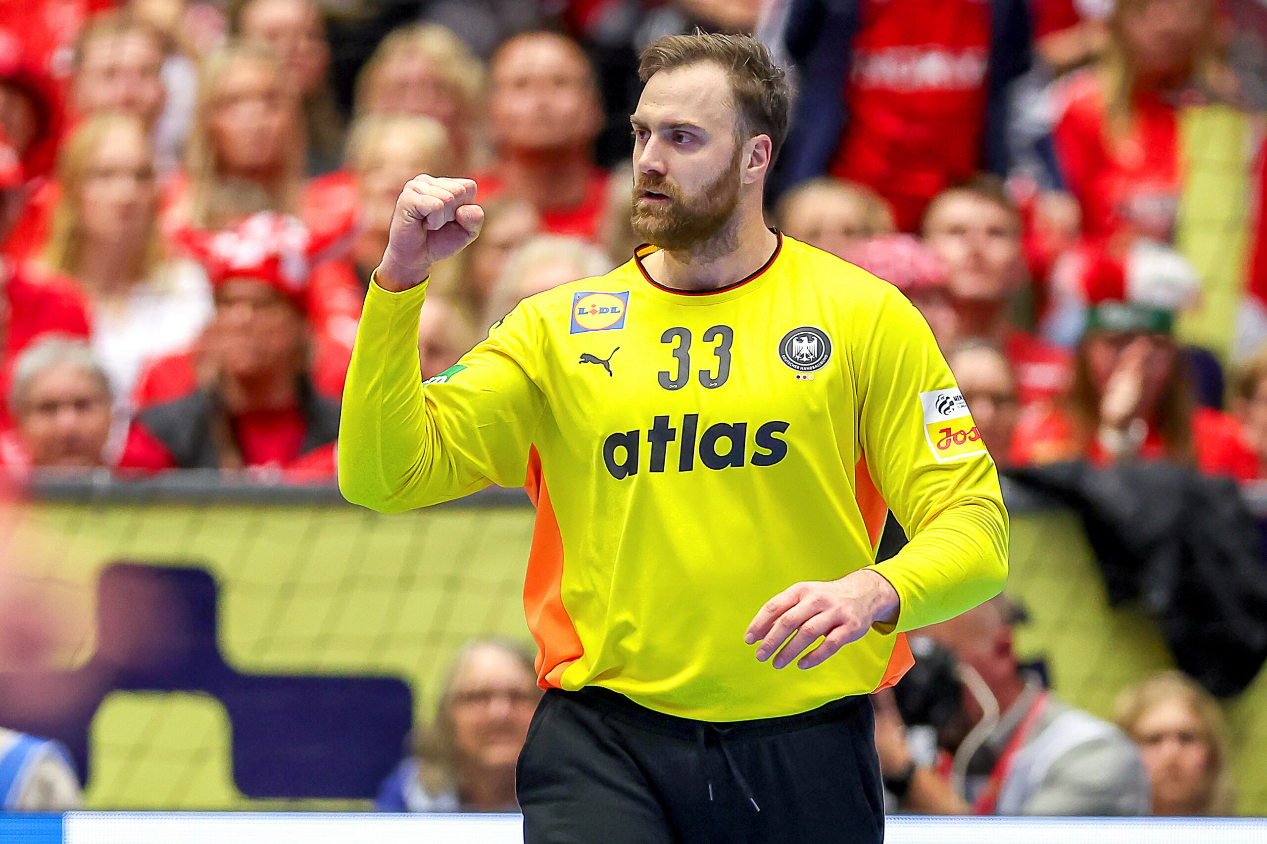 Handball-Torhüter Andreas Wolff ballt jubelnd die Faust