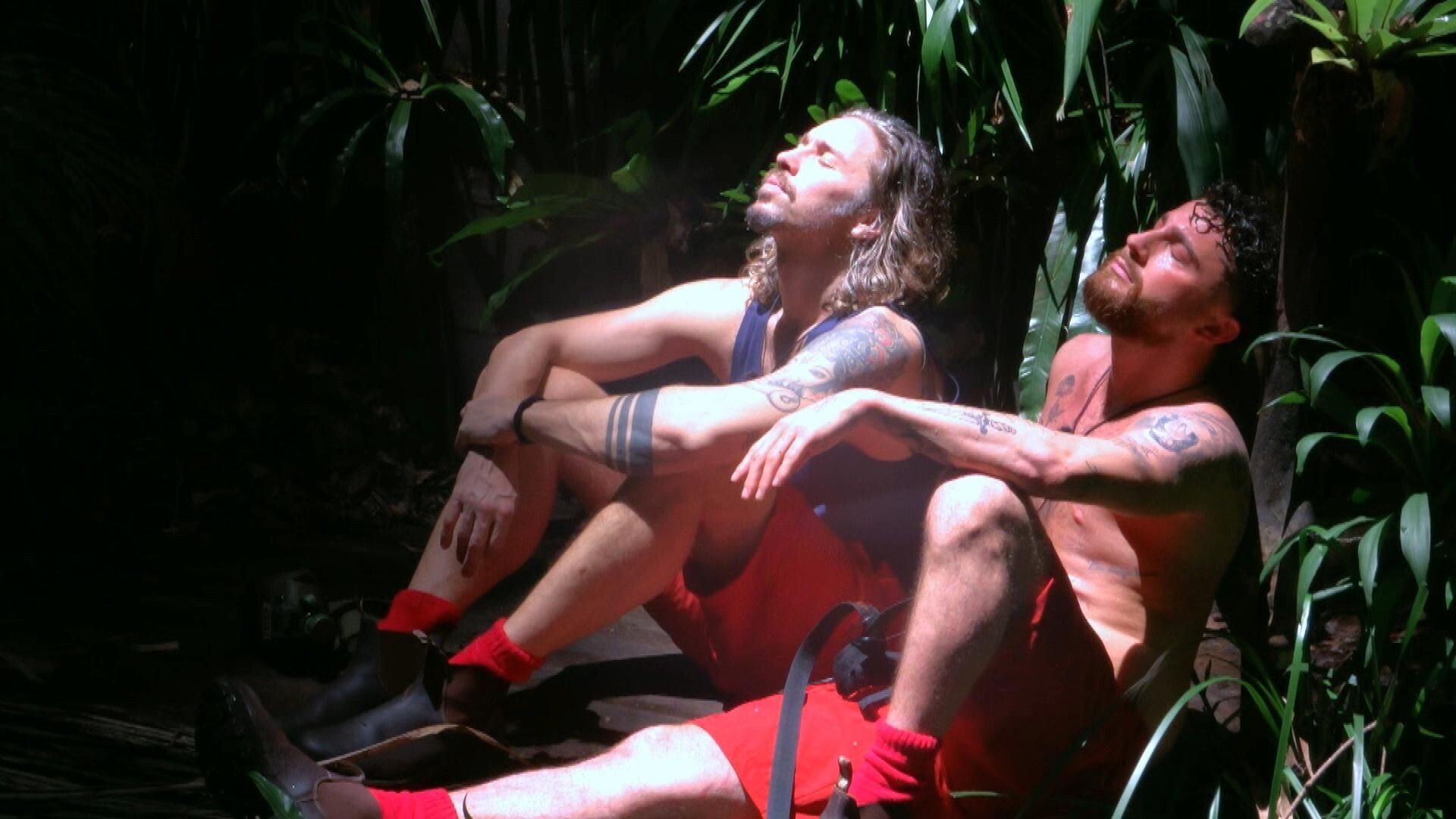 Gil Ofarim (l.) und Umut Tekin genießen am Weiher die Sonne.