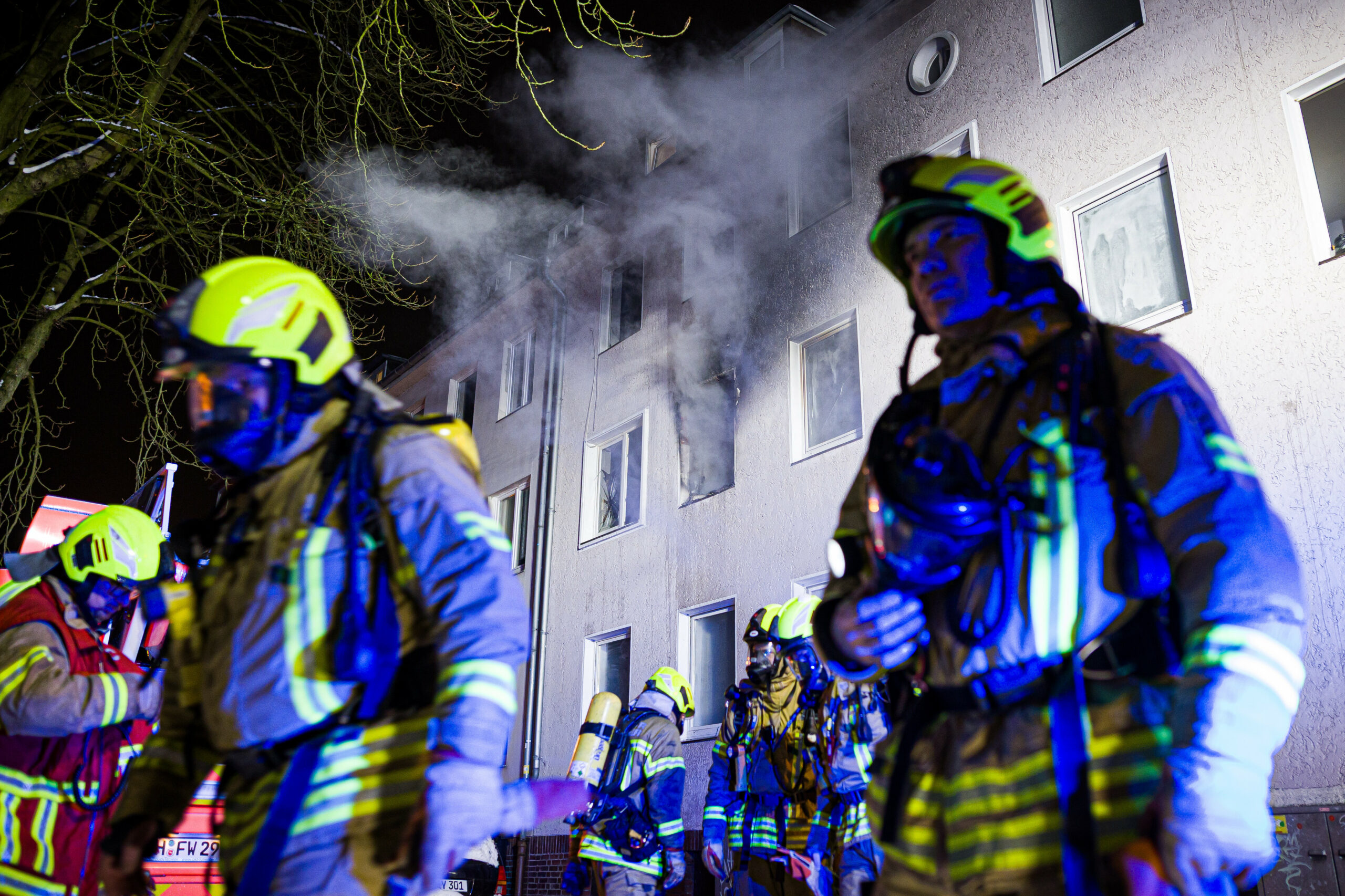 Rauch dringt während eines Wohnungsbrandes im Stadtteil Ricklingen aus einem Fenster.