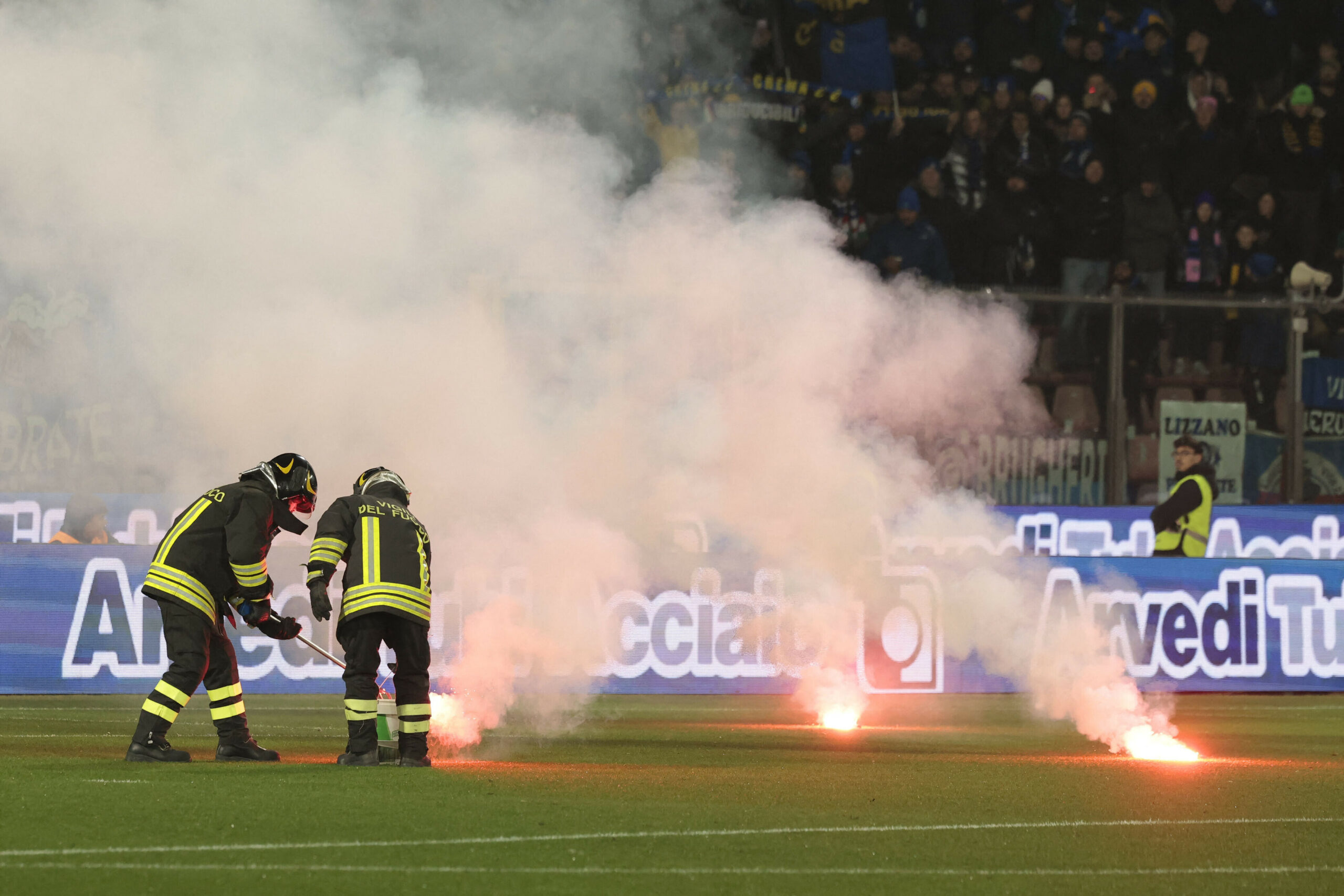 Feuerwehrmänner löschen Leuchtraketen