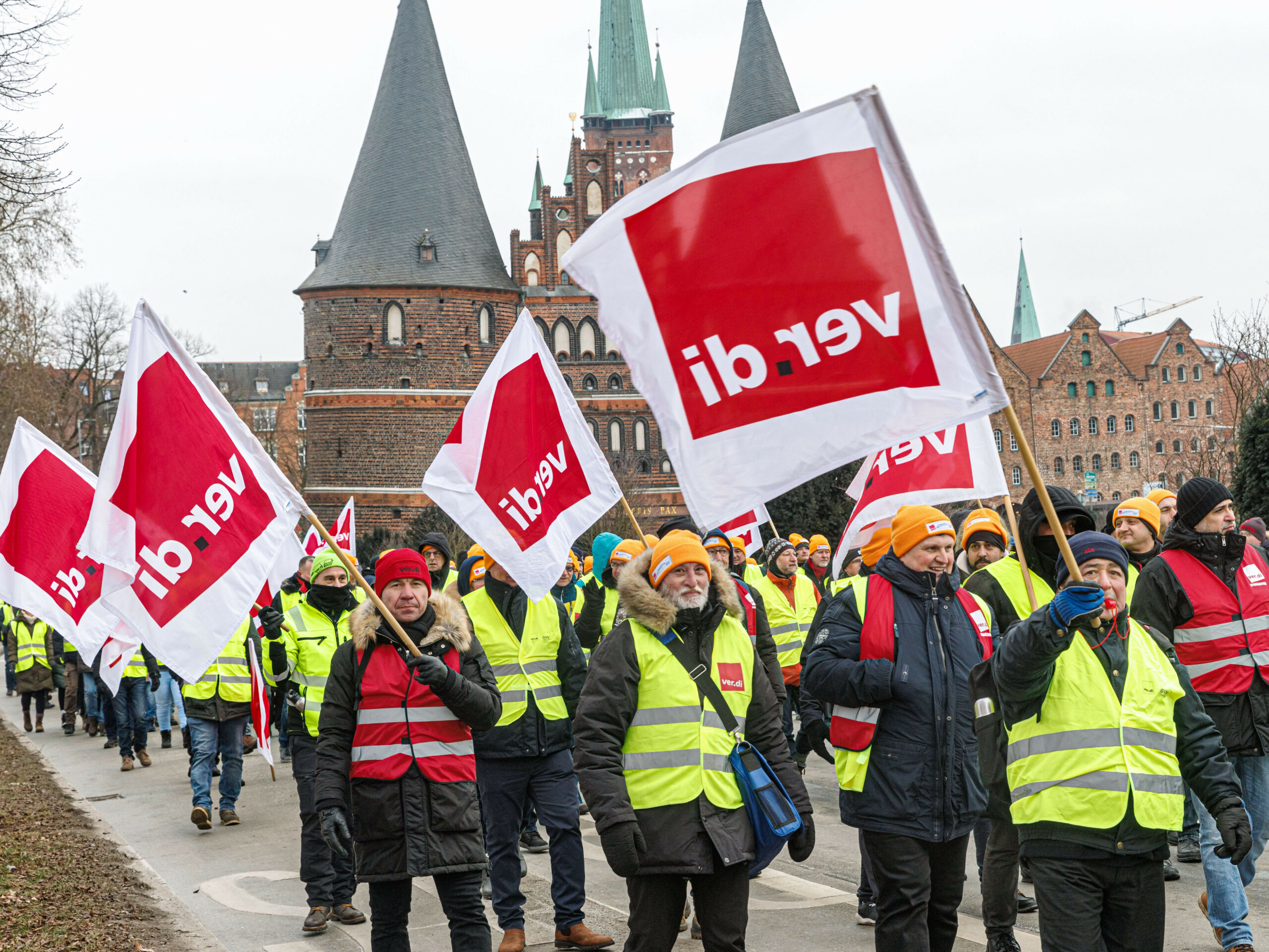 Streikende mit Verdi-Fahnen in Lübeck.