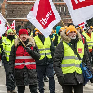 Streikende mit Verdi-Fahnen in Lübeck.