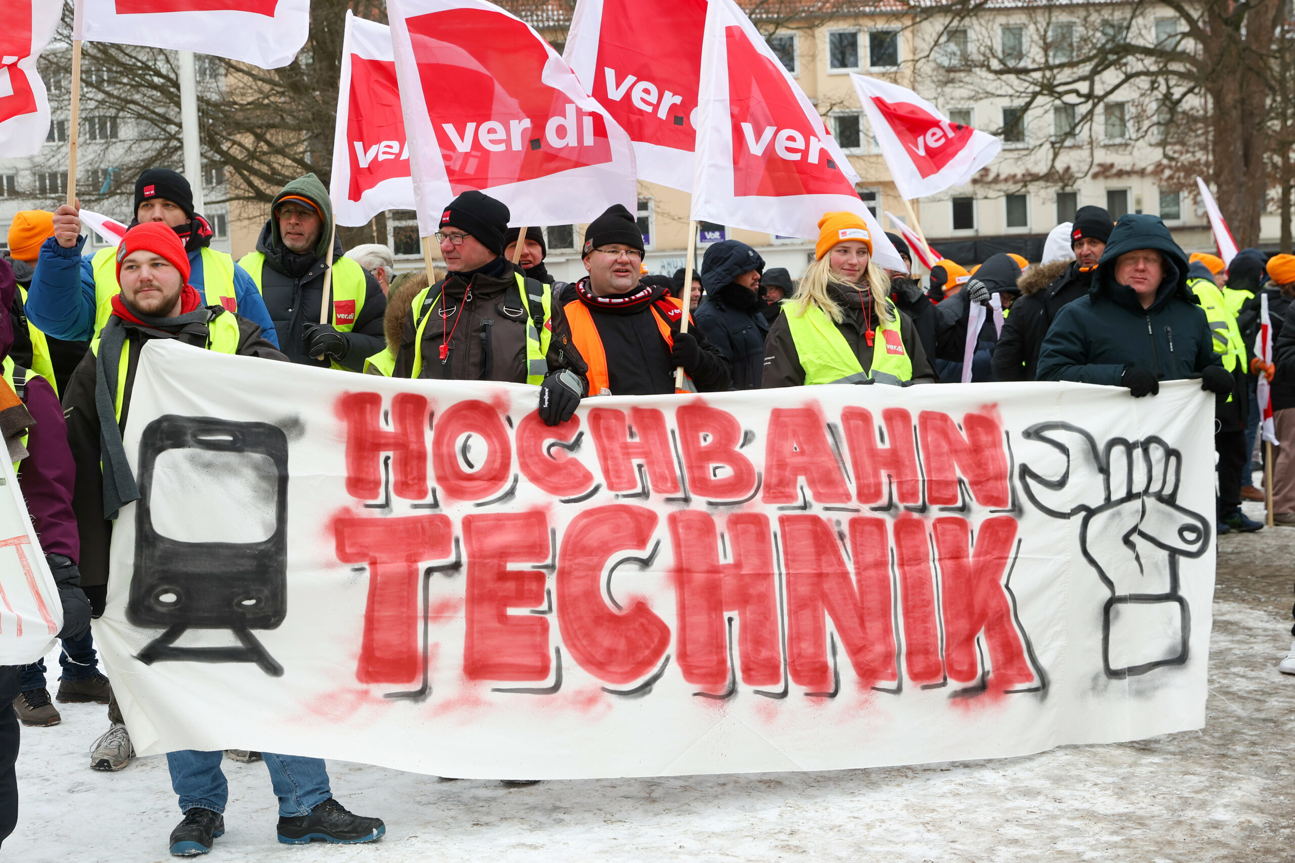Streikende bei einer Kundgebung in Harburg am 2. Februar.