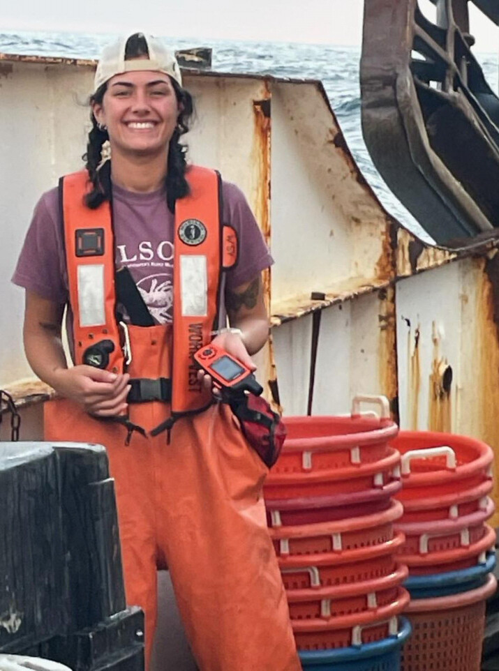 Junge Frau auf Schiff