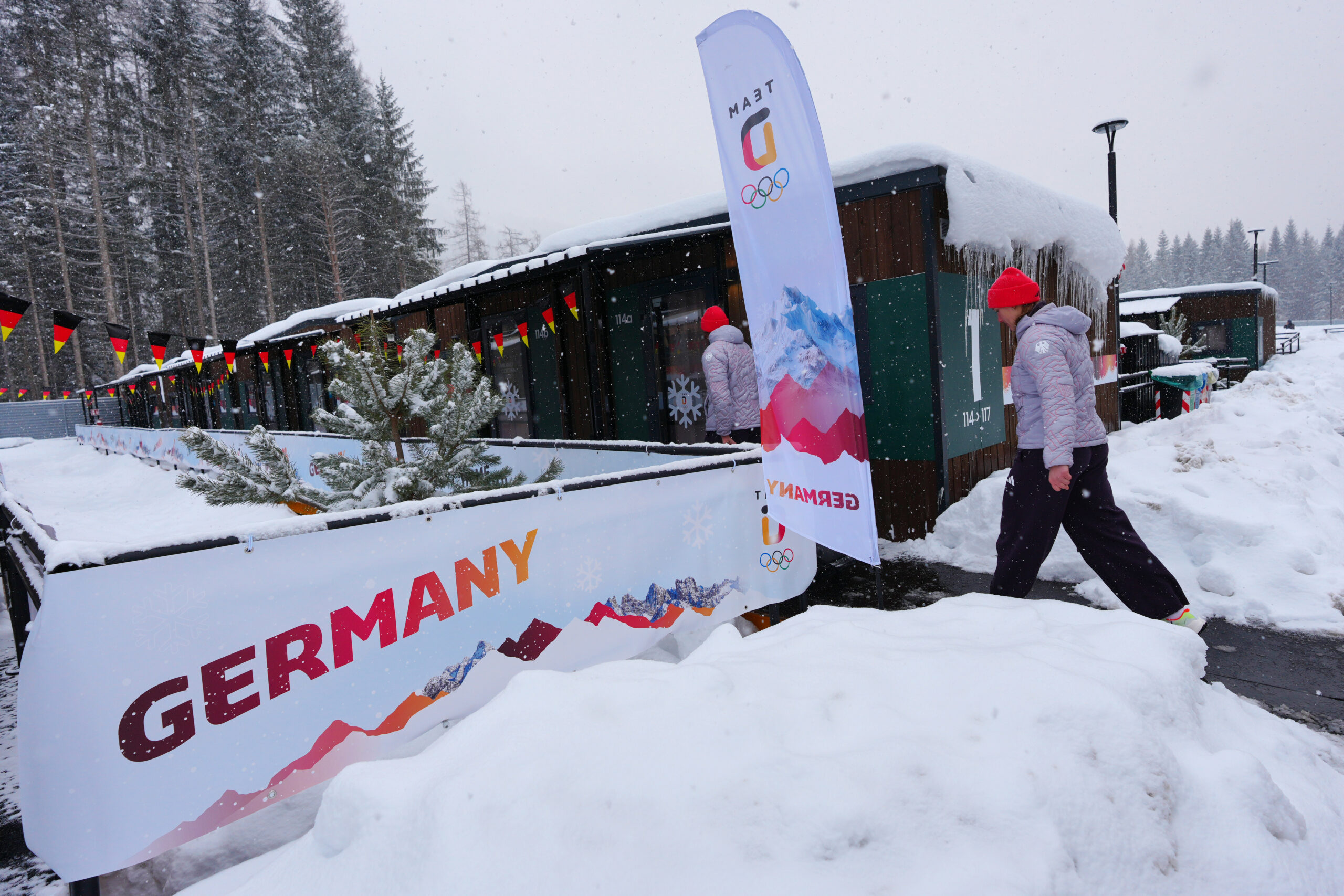 Athleten gehen in ihre Unterkünfte im olympischen Dorf in Cortina.
