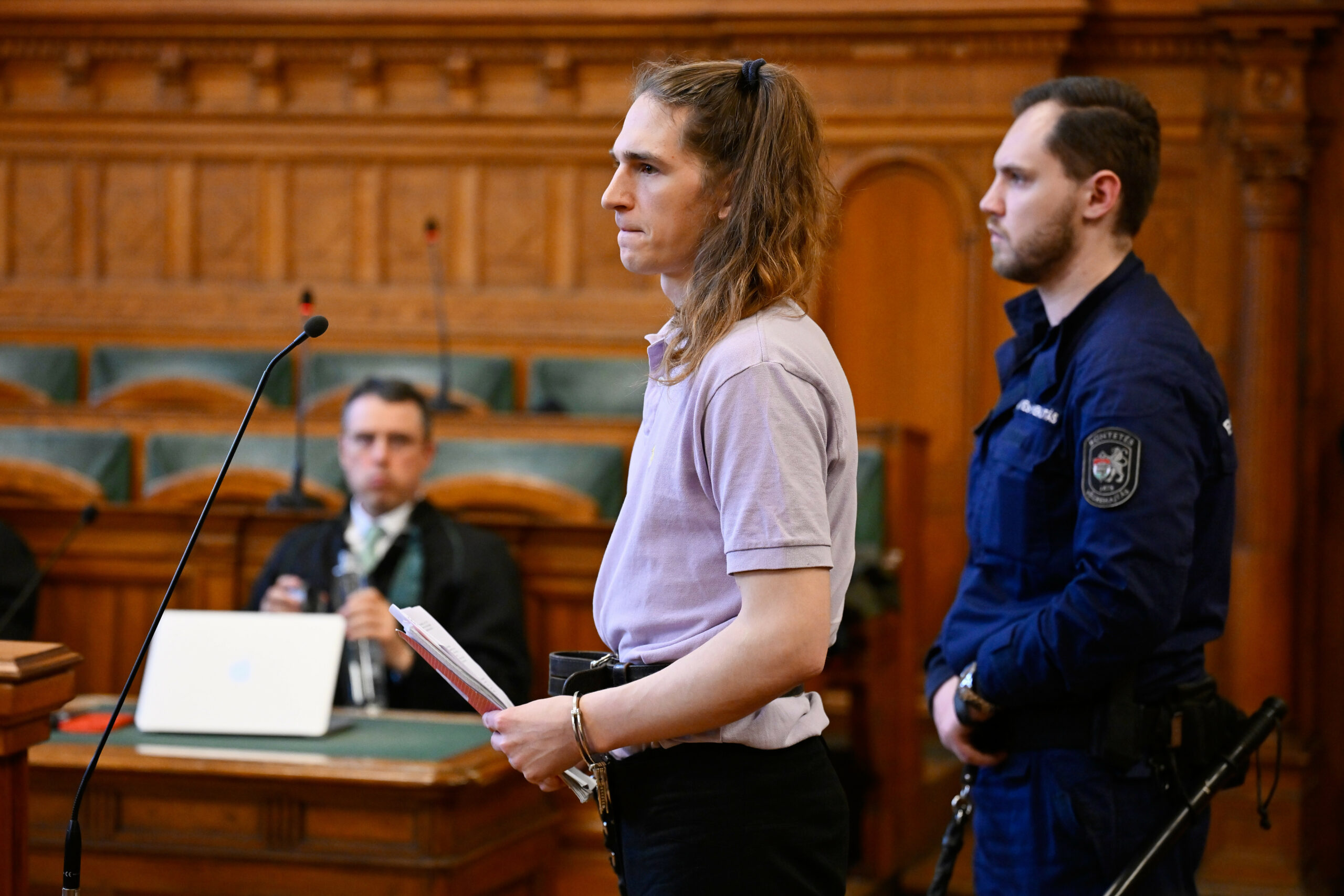 Maja T. steht am Mittwoch im Gerichtssaal und liest eine Erklärung vor.