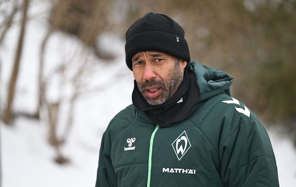 Daniel Thioune schaut skeptisch in Werder-Bremen-Jacke