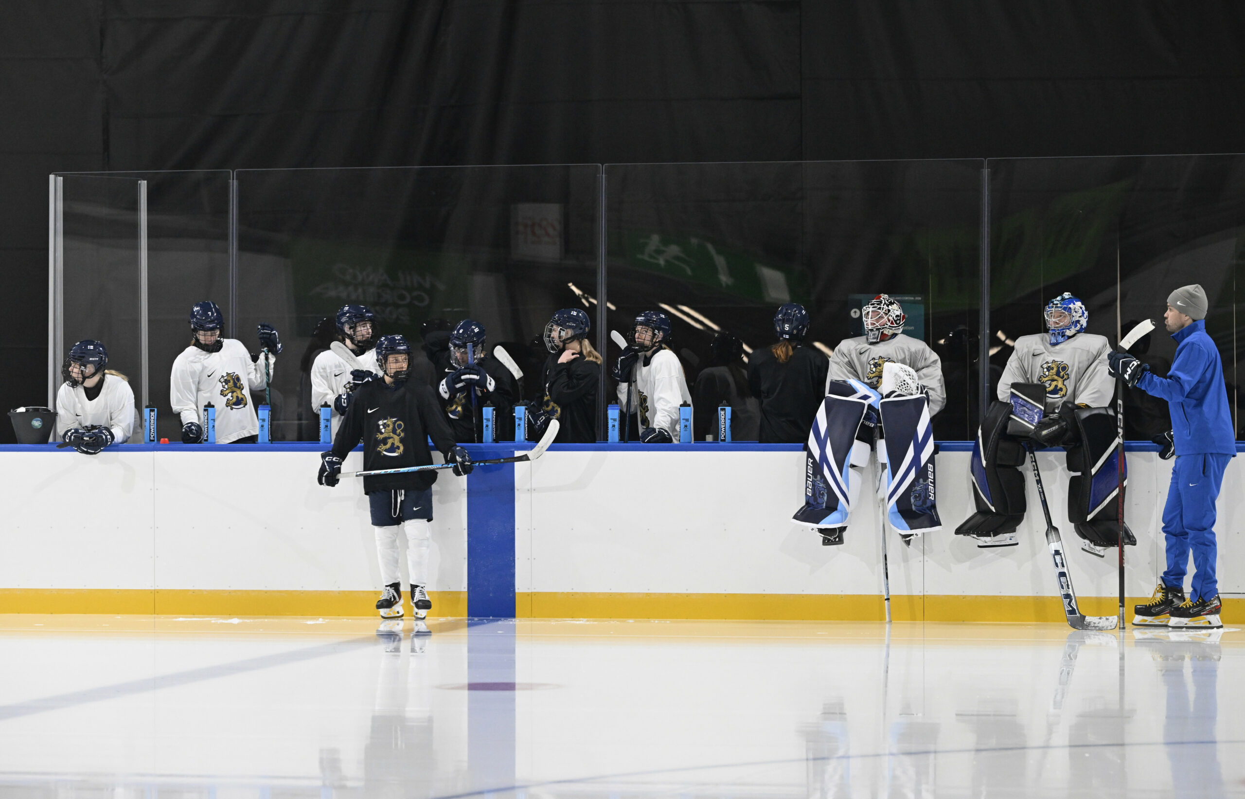Beim Training der finnischen Eishockey-Nationalmannschaft der Frauen fehlen einige Spielerinnen.