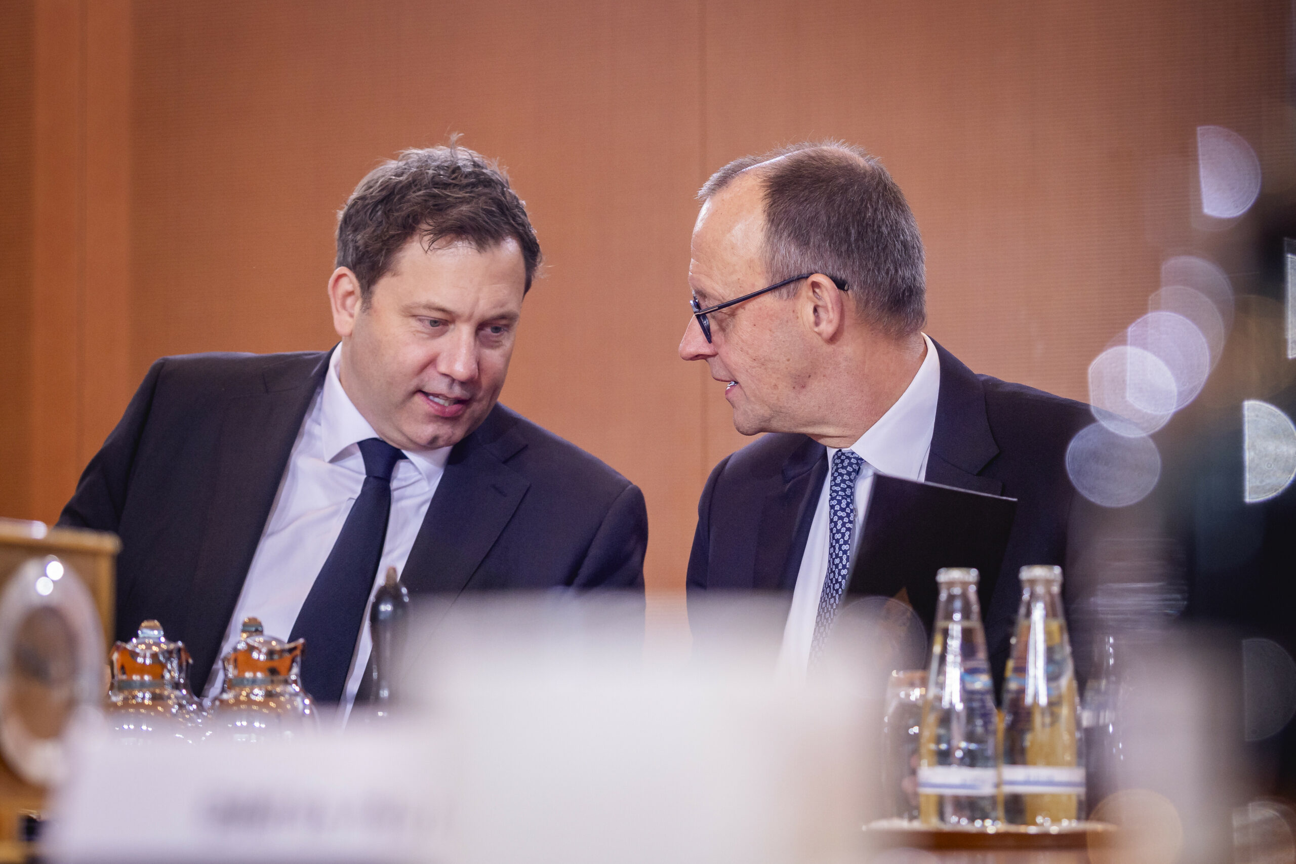 Friedrich Merz (r., CDU), Bundeskanzler, und Lars Klingbeil (SPD), Bundesminister der Finanzen