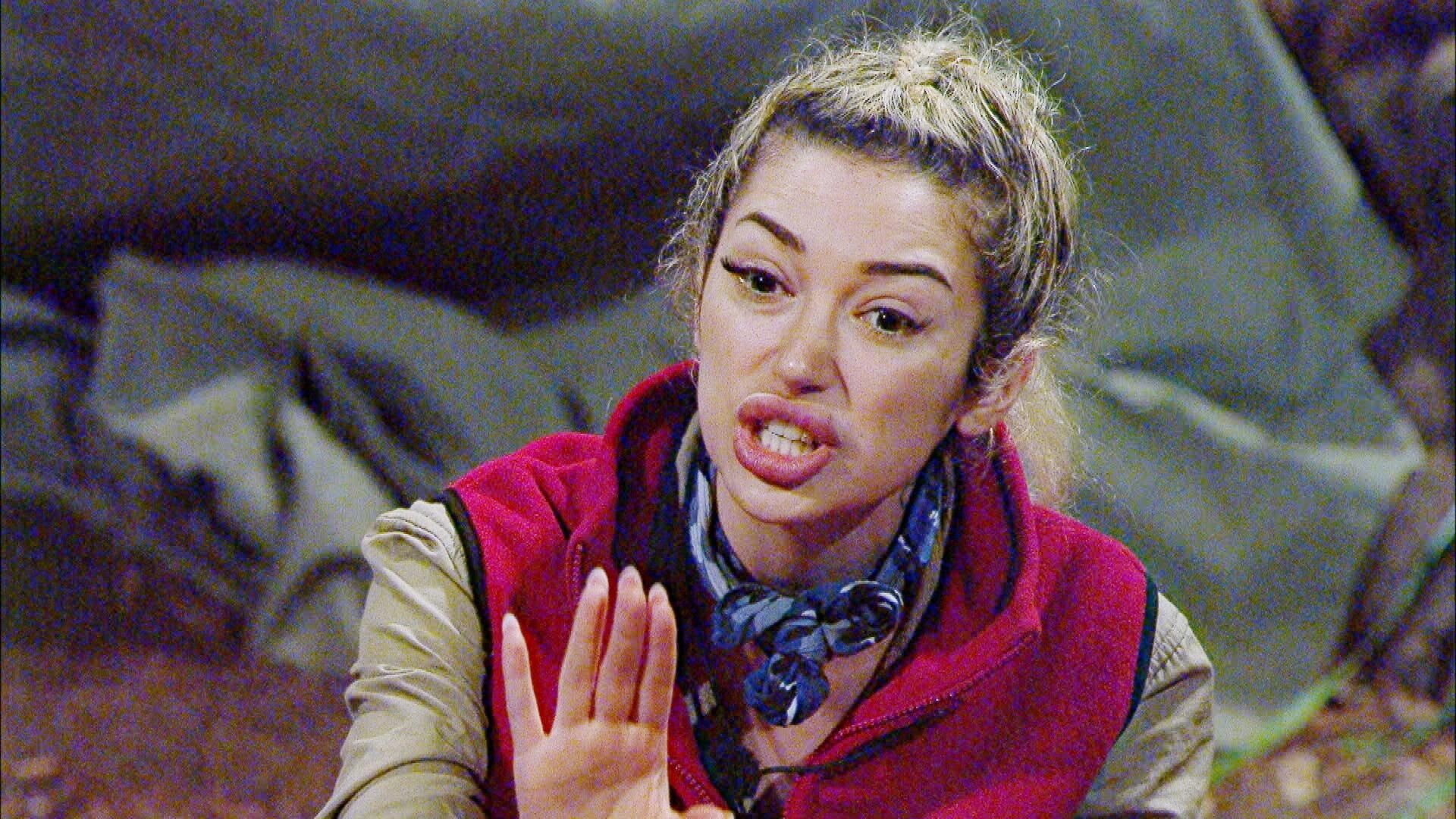 Reality-Star Ariel am Lagerfeuer im Dschungelcamp