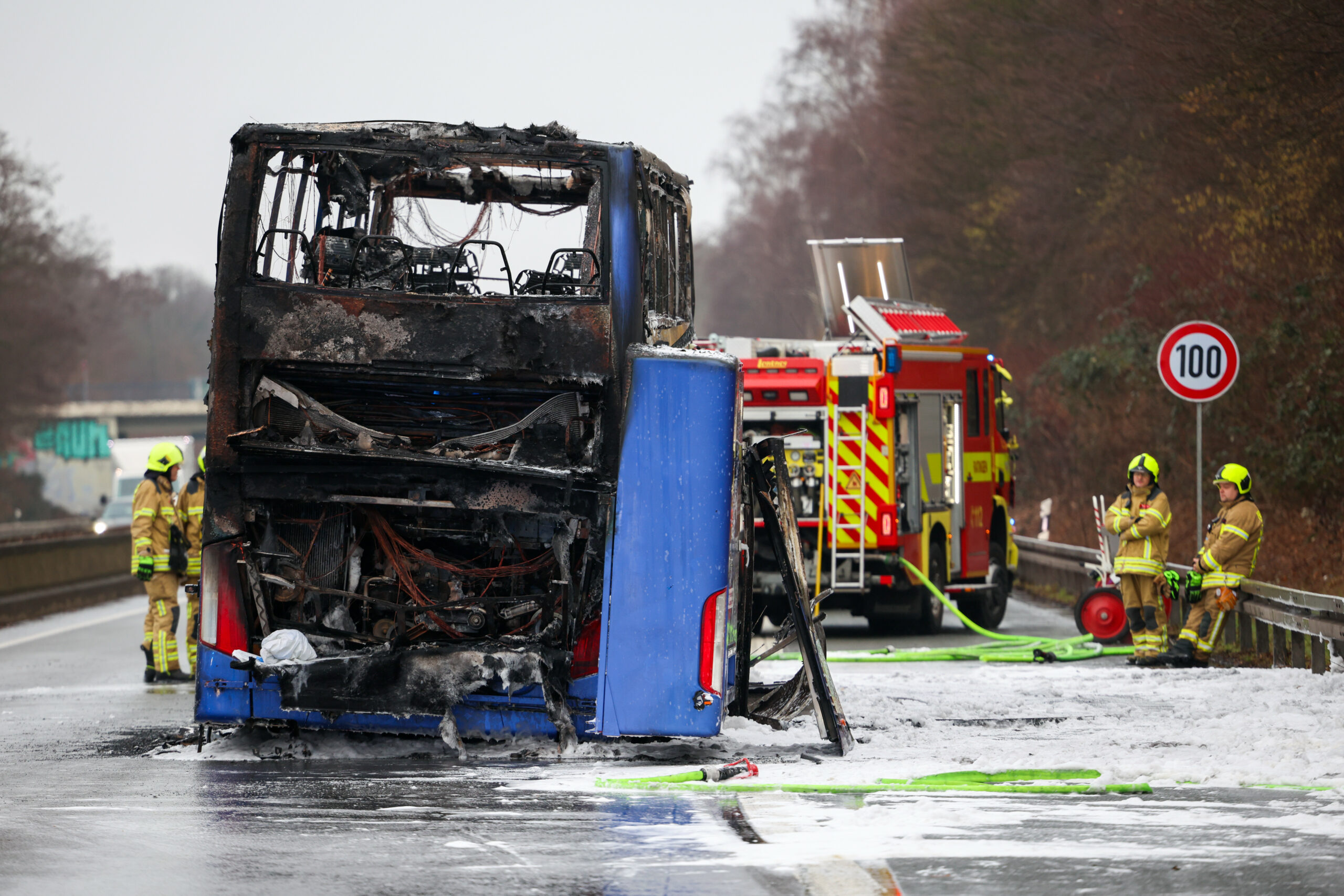 Der Reisebus auf der Autobahn 52 brannte komplett aus.