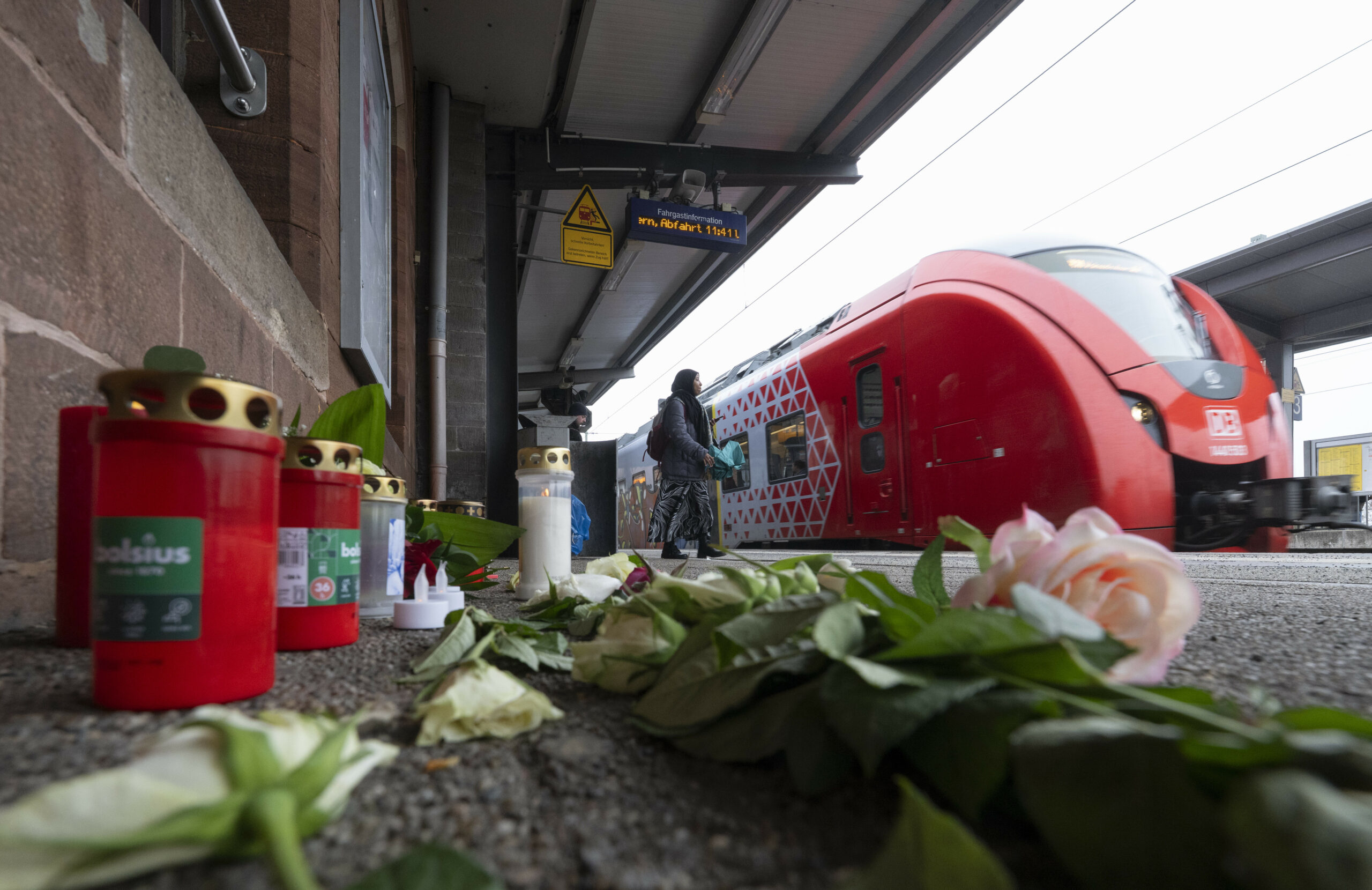 Kerzen und Blumen erinnern auf dem Bahnsteig am Bahnhof in Landstuhl an den getöteten Bahnmitarbeiter Serkan C.