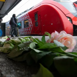 Kerzen und Blumen erinnern auf dem Bahnsteig am Bahnhof in Landstuhl an den getöteten Bahnmitarbeiter Serkan C.
