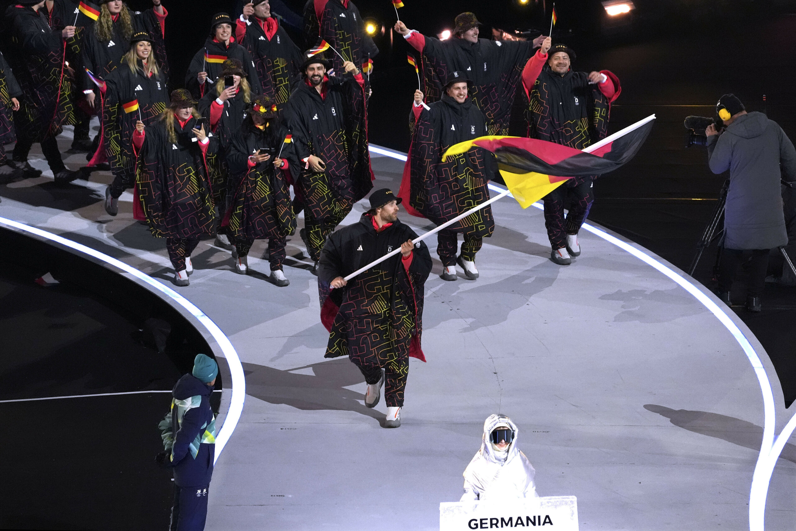 Leon Draisaitl schwenkt die Fahne bei der Olympia-Eröffnungsfeier