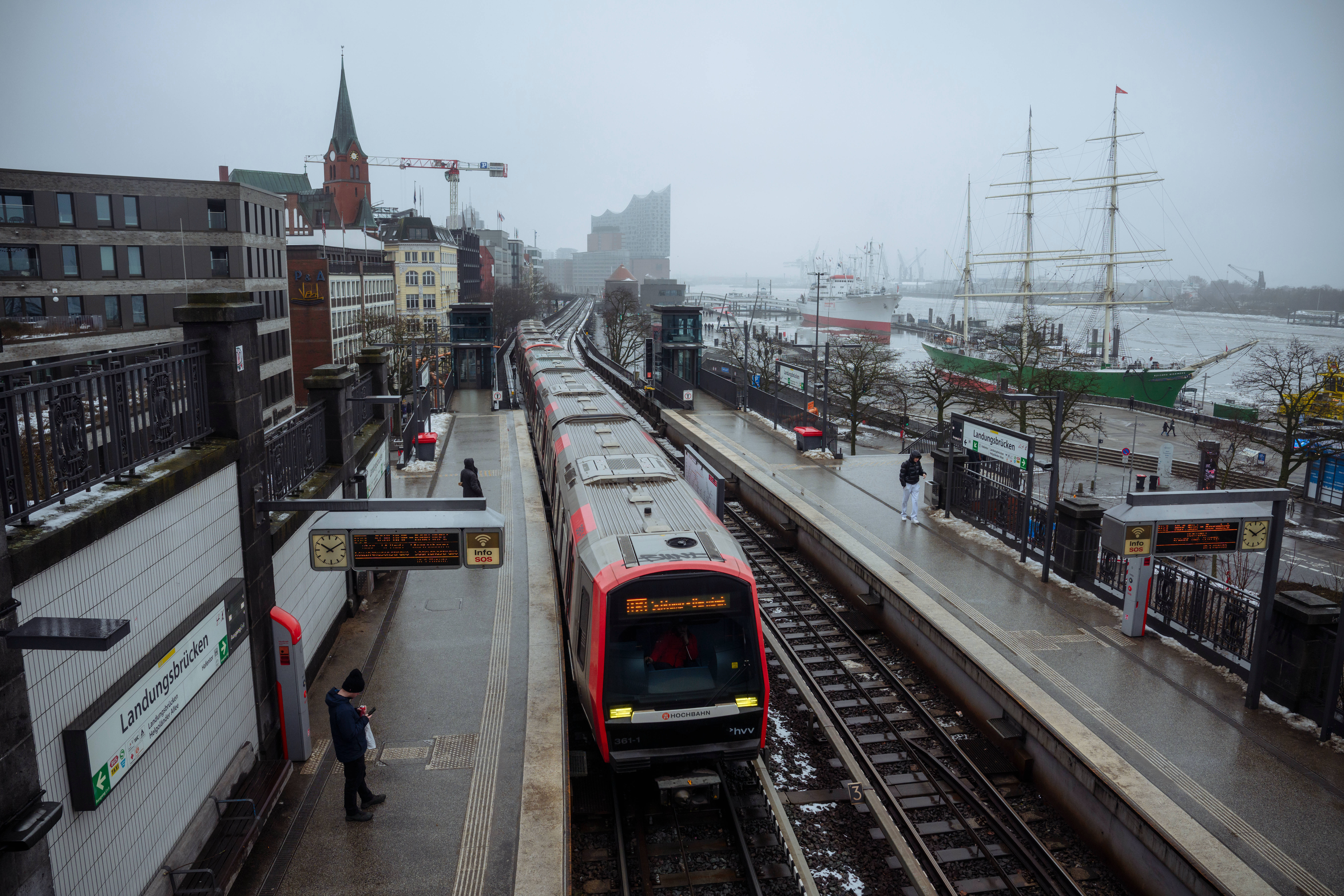 Ein U-Bahn-Zug fährt am Bahnhof Landungsbrücken ein.