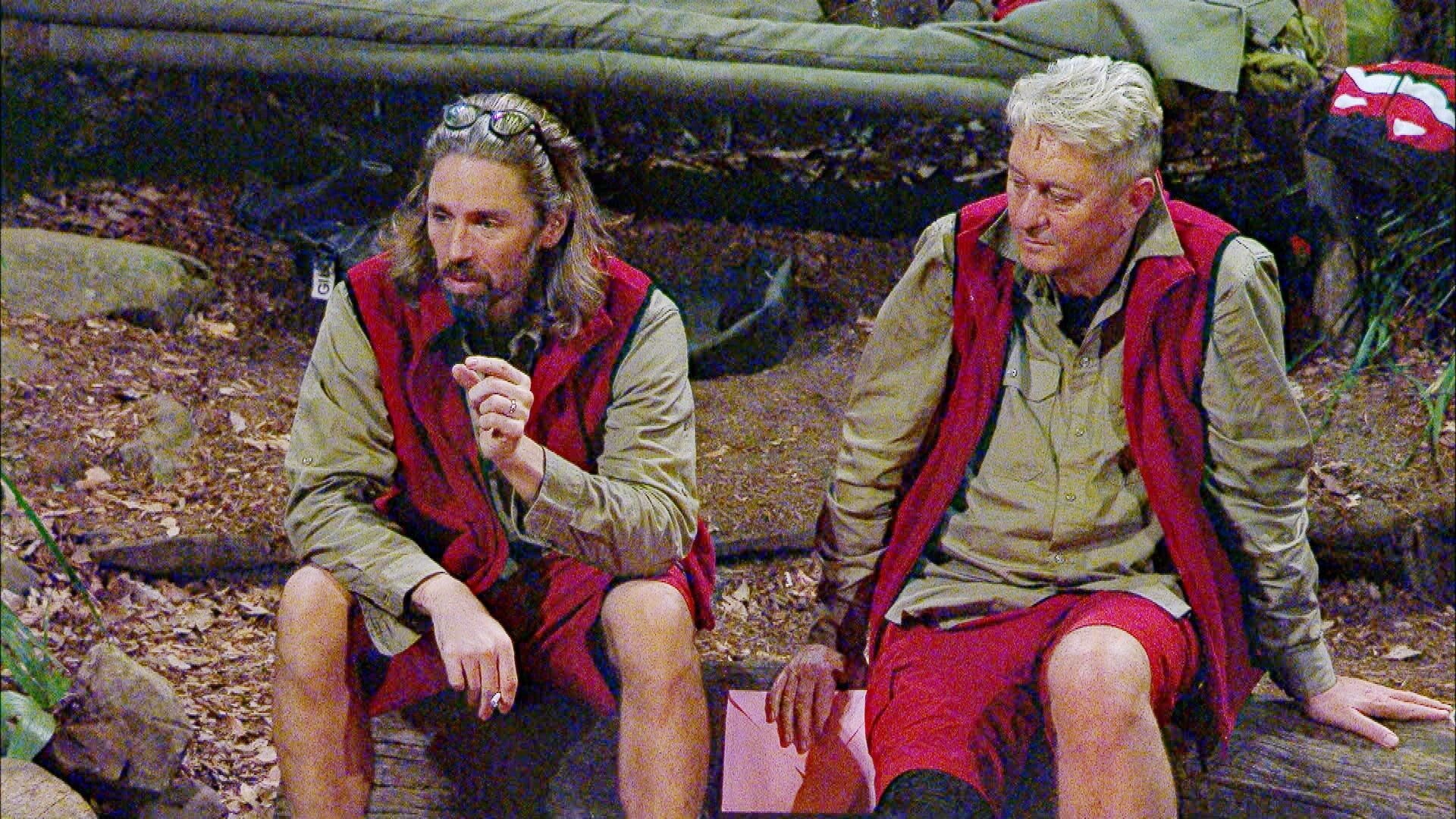 Gil Ofarim sitzt am Lagerfeuer neben Hubert Fella