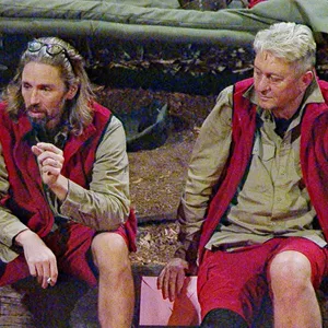 Gil Ofarim sitzt am Lagerfeuer neben Hubert Fella