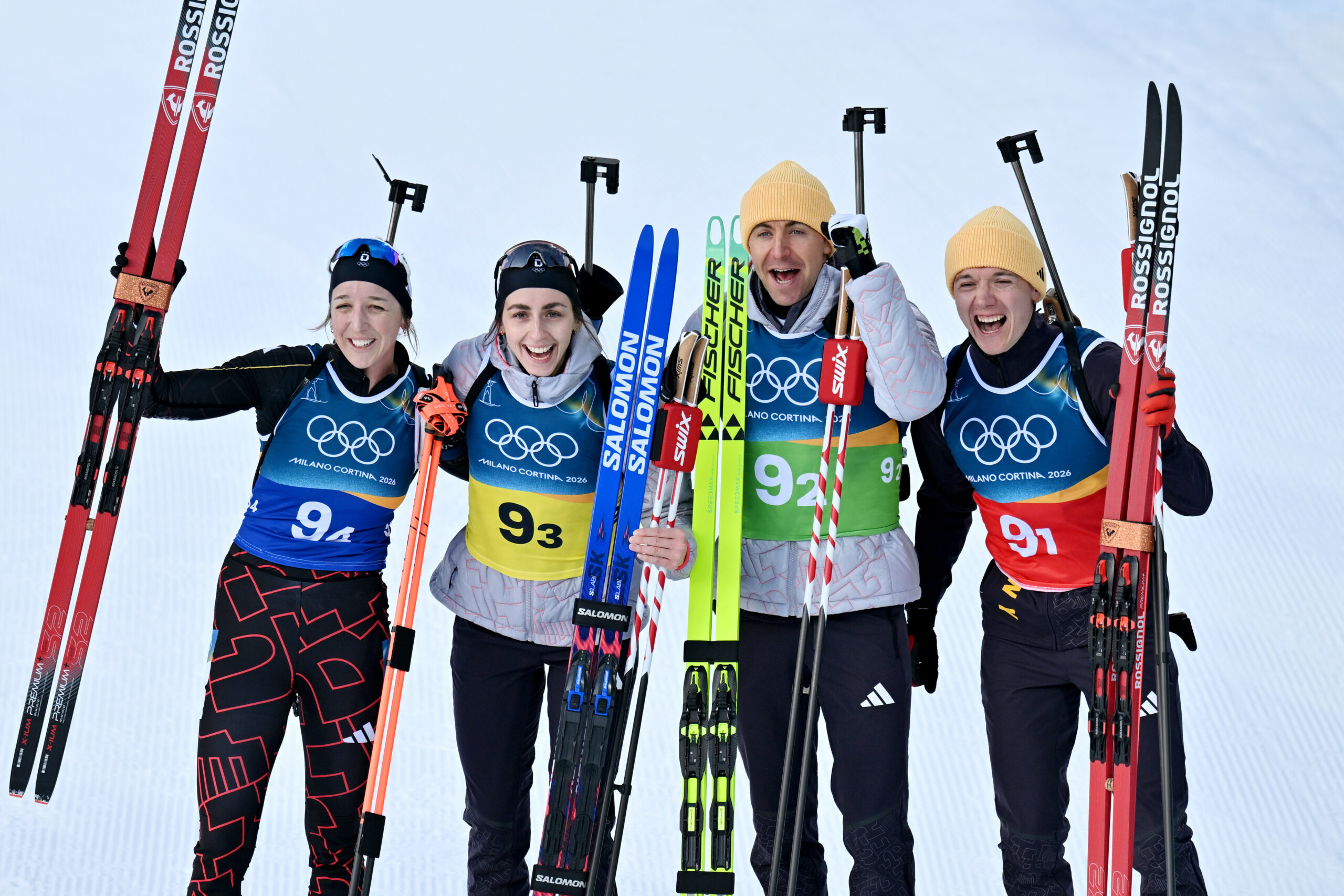 Justus Strelow, Philipp Nawrath, Vanessa Voigt und Franziska Preuß jubeln nach ihrer Bronzemdaille in der Mixed-Staffel
