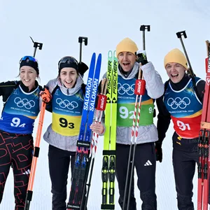 Justus Strelow, Philipp Nawrath, Vanessa Voigt und Franziska Preuß jubeln nach ihrer Bronzemdaille in der Mixed-Staffel