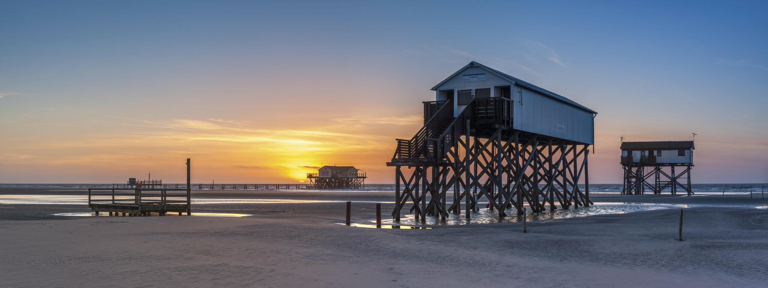 Typisch Sankt Peter-Ording: Pfahlbauten am Strand.