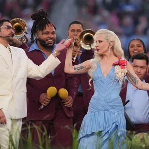 Latino-Star „Bad Bunny“ (l.) bestritt auf Einladung der NFL die Halbzeitshow des Super Bowl - u.a. mit Künstlern wie Lady Gaga.