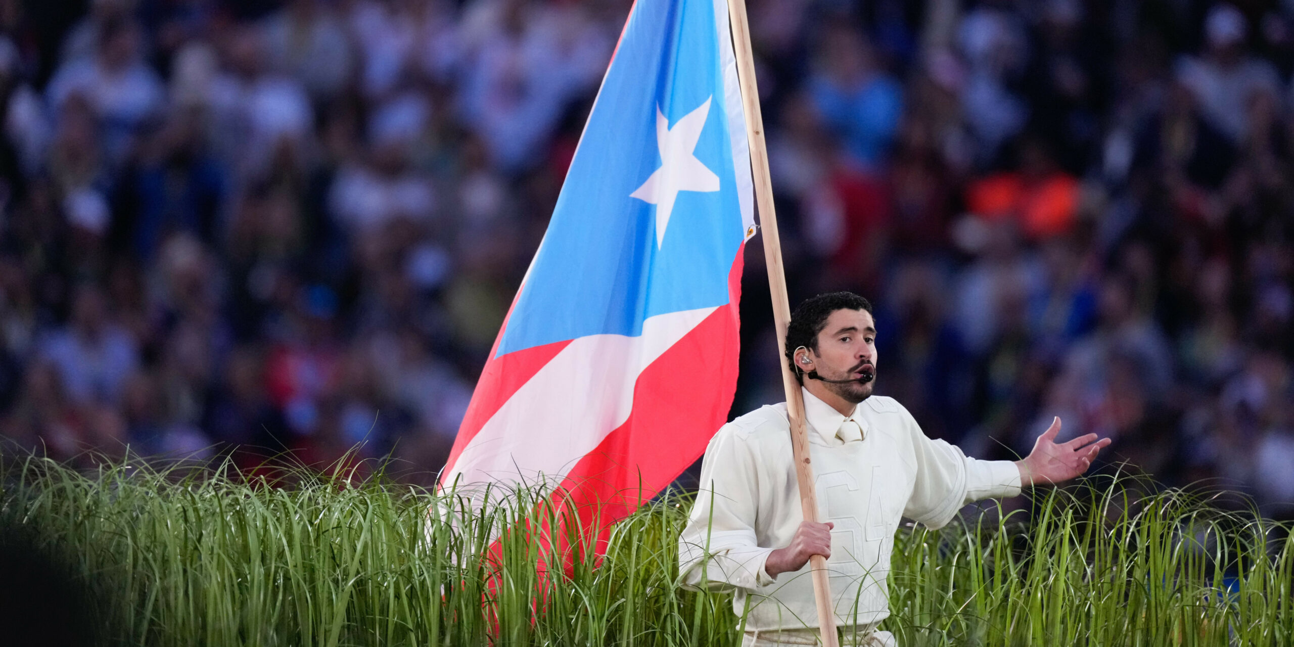 Bad Bunny schwingt die Puerto-Rico-Flagge
