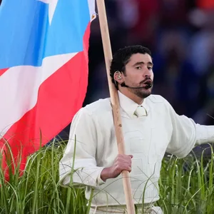 Bad Bunny schwingt die Puerto-Rico-Flagge
