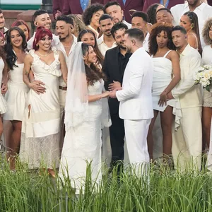 Ein Paar heiratet während der Halbzeitshow