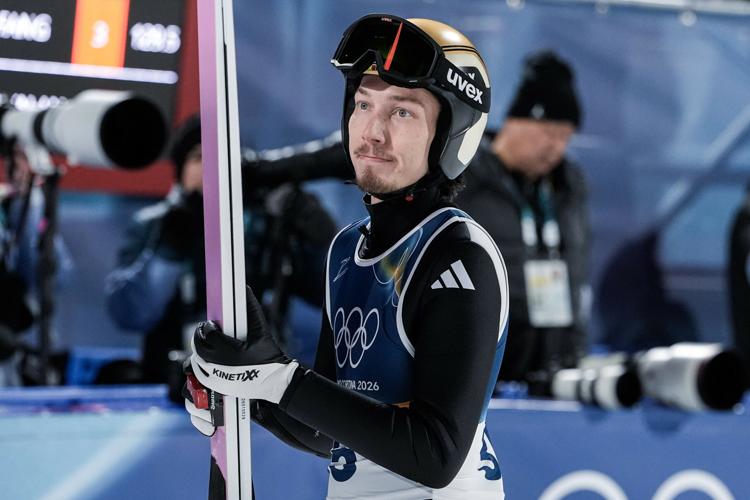 Johann André Forfang mit seinen Skiern