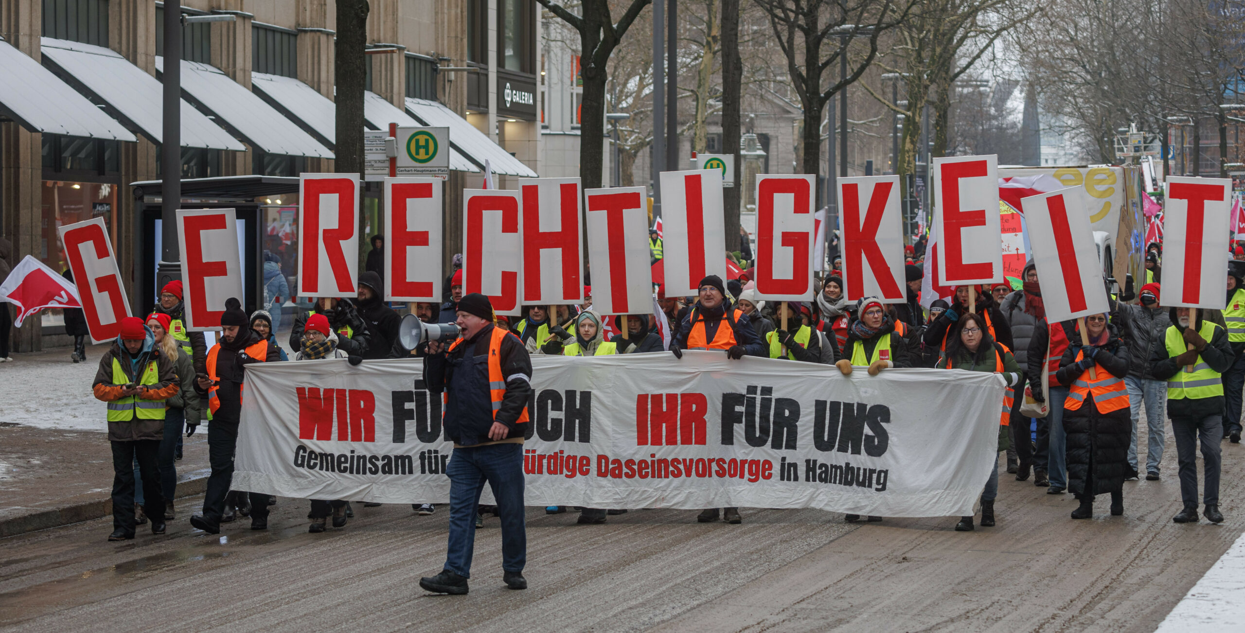 Mitglieder der Gewerkschaft Verdi demonstrieren während eines Warnstreiks in den aktuellen Tarifverhandlungen in Hamburg.