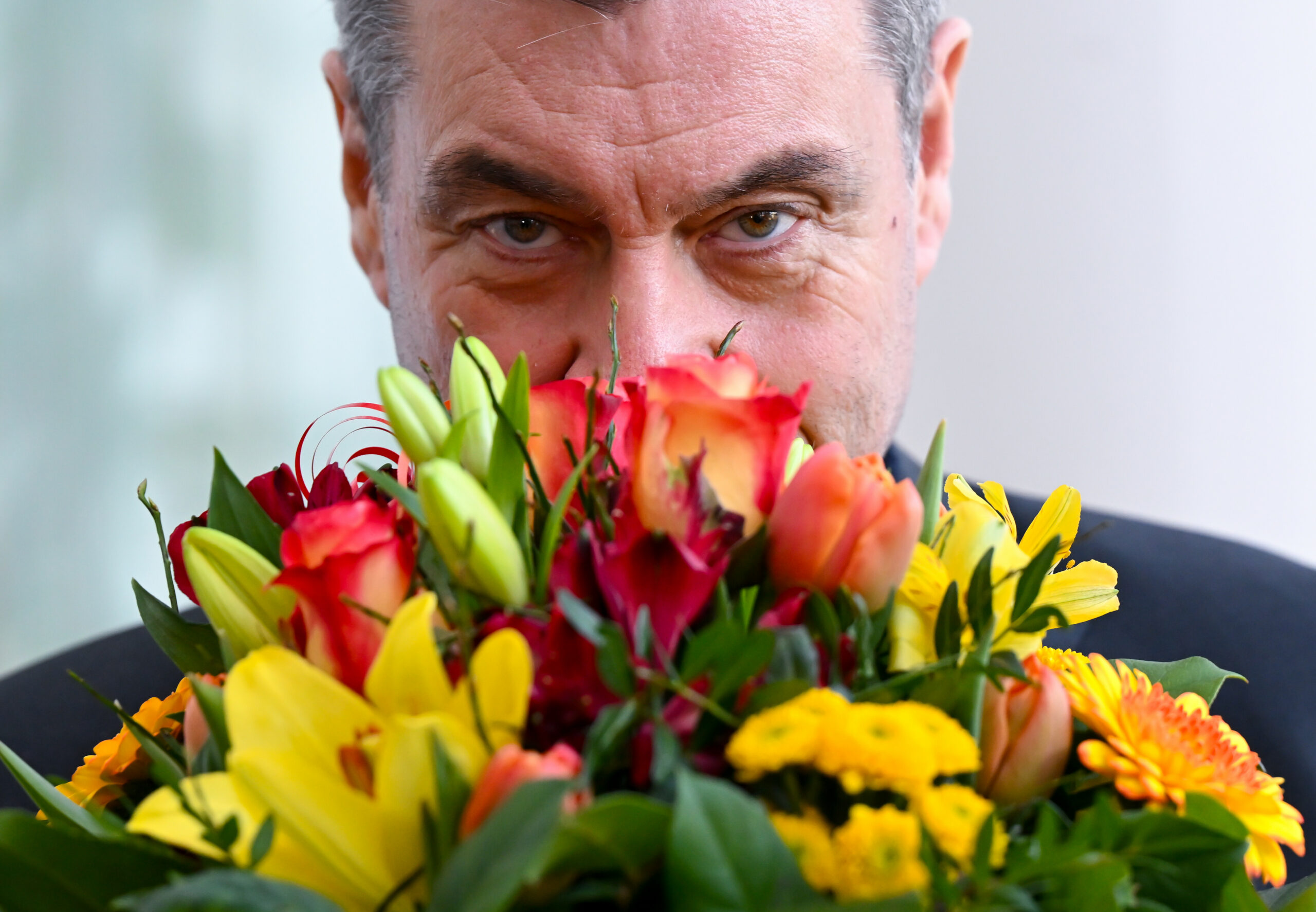 Markus Söder mit einem Bluemnstrauß