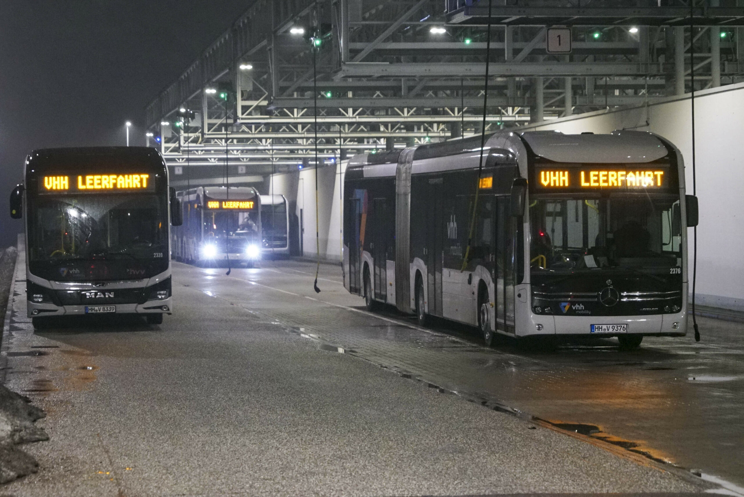 Busse mit der Aufschrift „Leerfahrt“