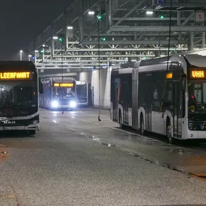 Busse mit der Aufschrift „Leerfahrt“