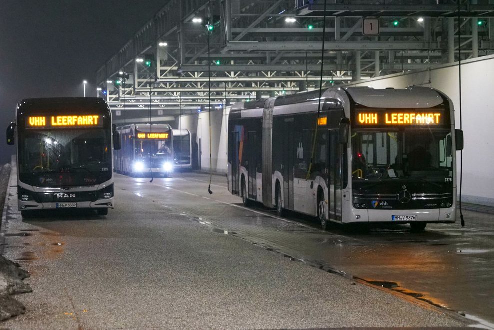 Busse mit der Aufschrift „Leerfahrt“