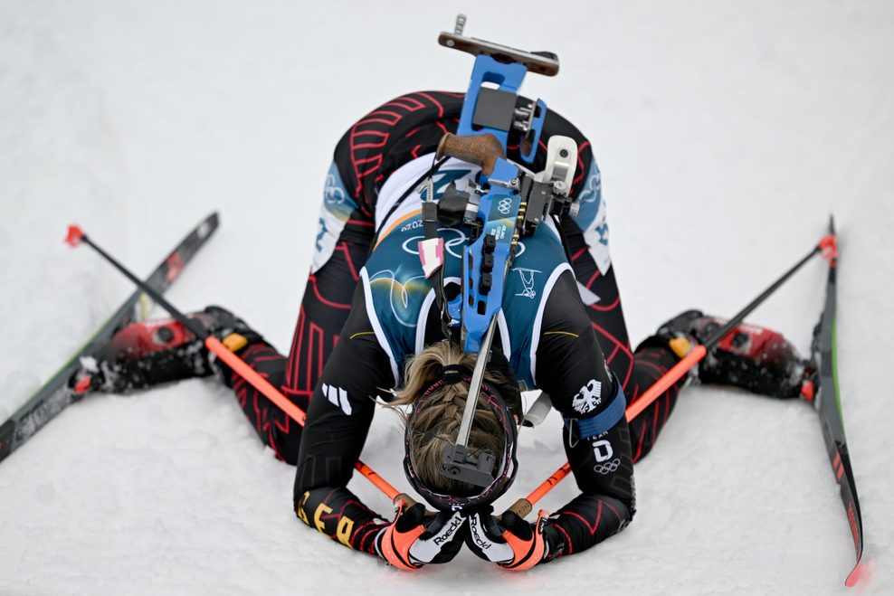 Franziska Preuß bricht nach der verpassten Medaille im Ziel zusammen