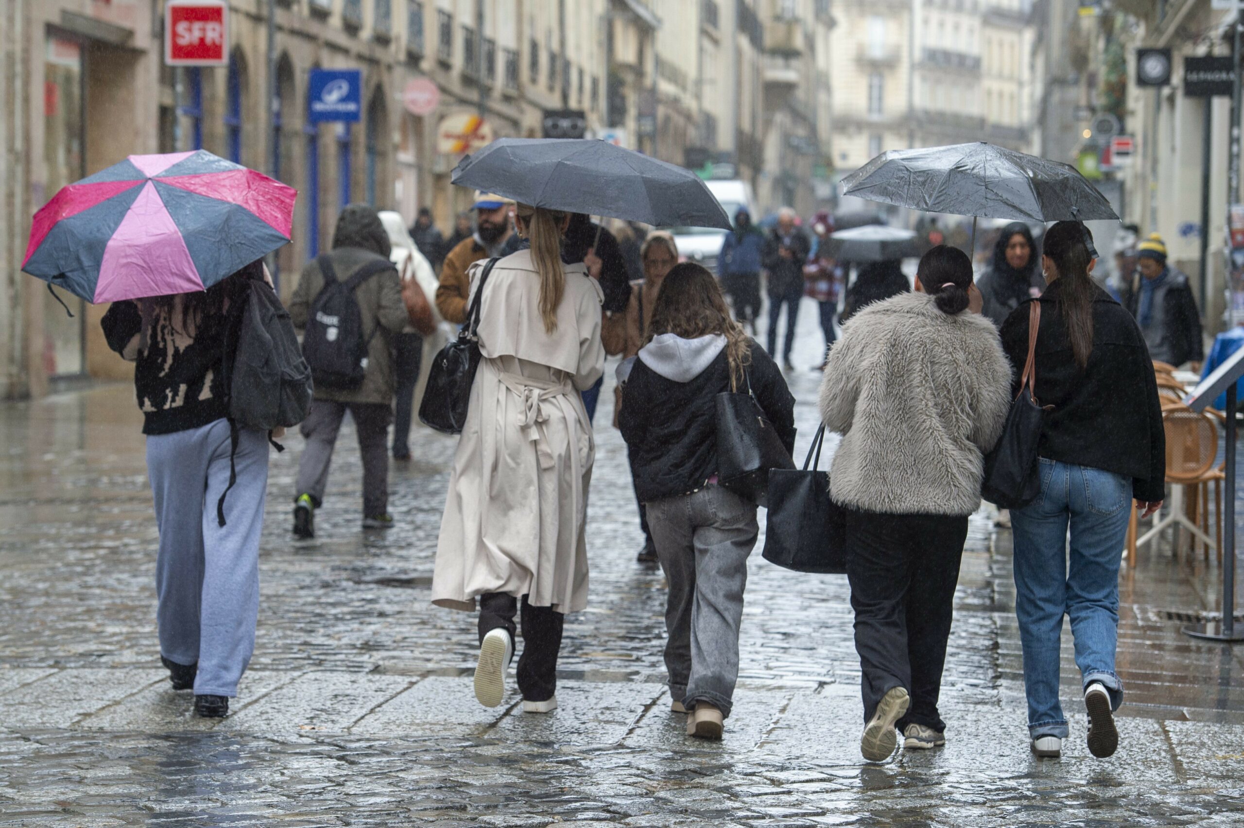 Passanten mit Schirmen