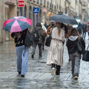 Passanten mit Schirmen