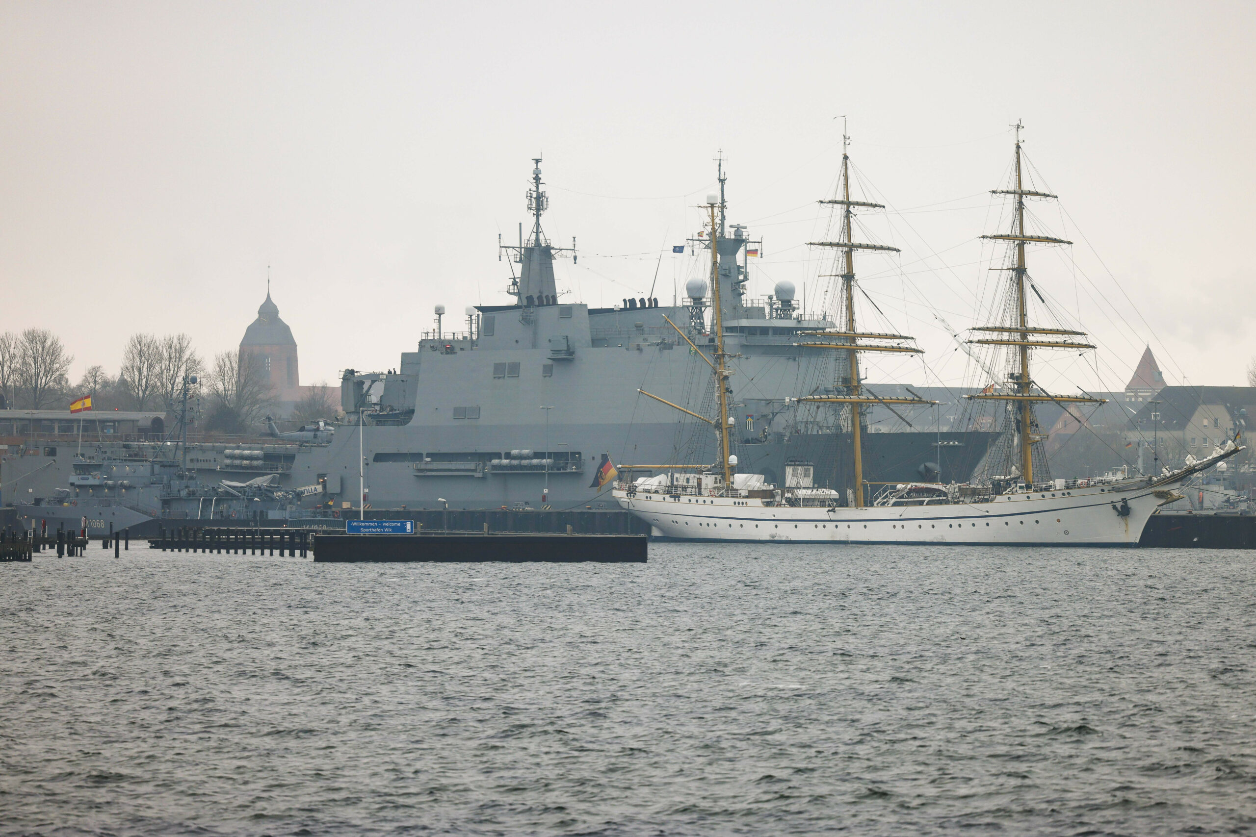 Das spanische Docklandungschiff ESPS „Castilla“ liegt hinter der „Gorch Fock“ im Kieler Marinehafen.