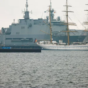 Das spanische Docklandungschiff ESPS „Castilla“ liegt hinter der „Gorch Fock“ im Kieler Marinehafen.