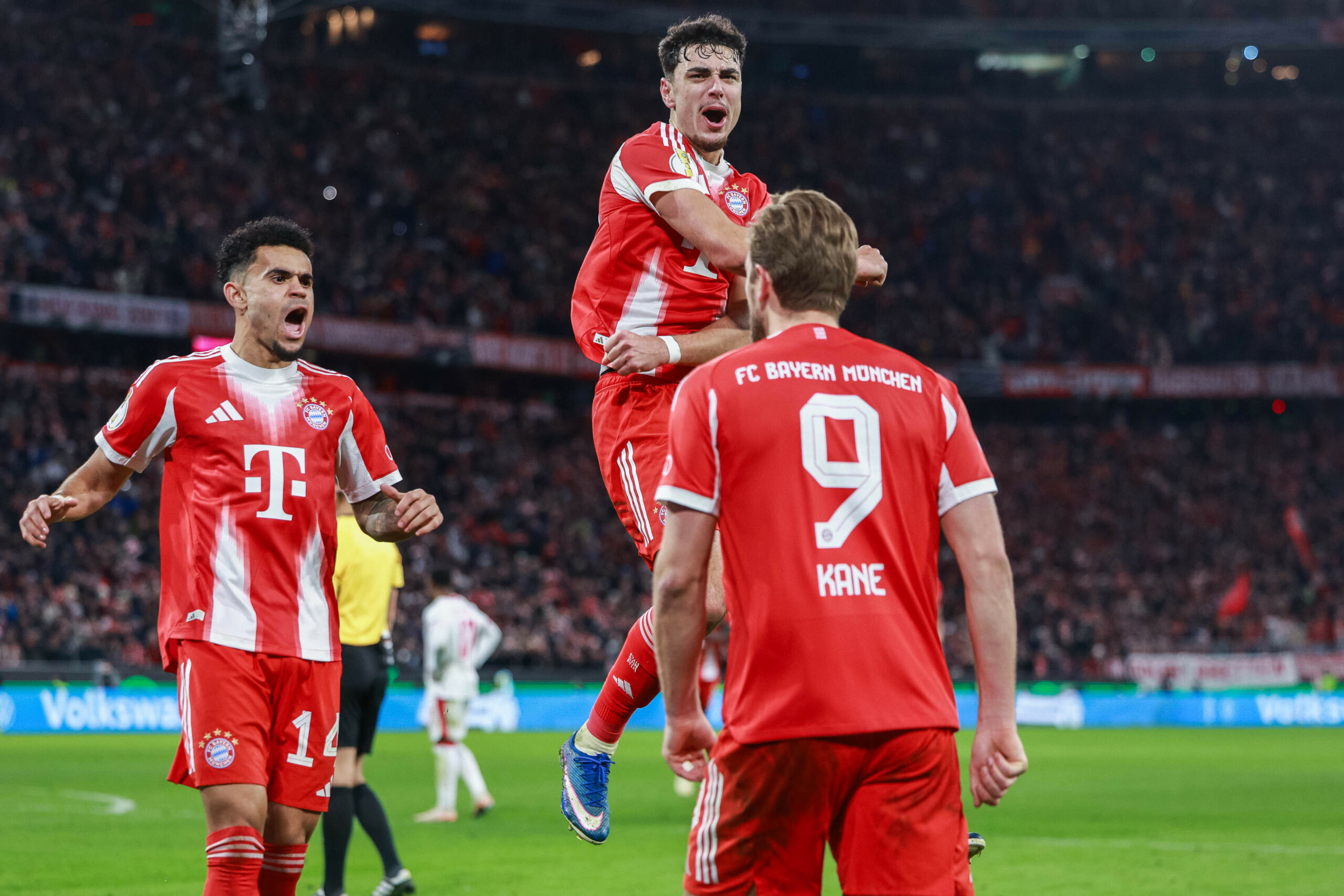 Bayern Spieler Pavlovic, Kane und Diaz bejubeln ein Tor im DFB-Pokal