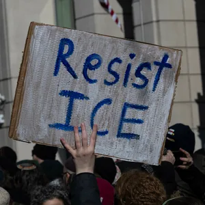 Auf einem Plakat steht Resist ICE
