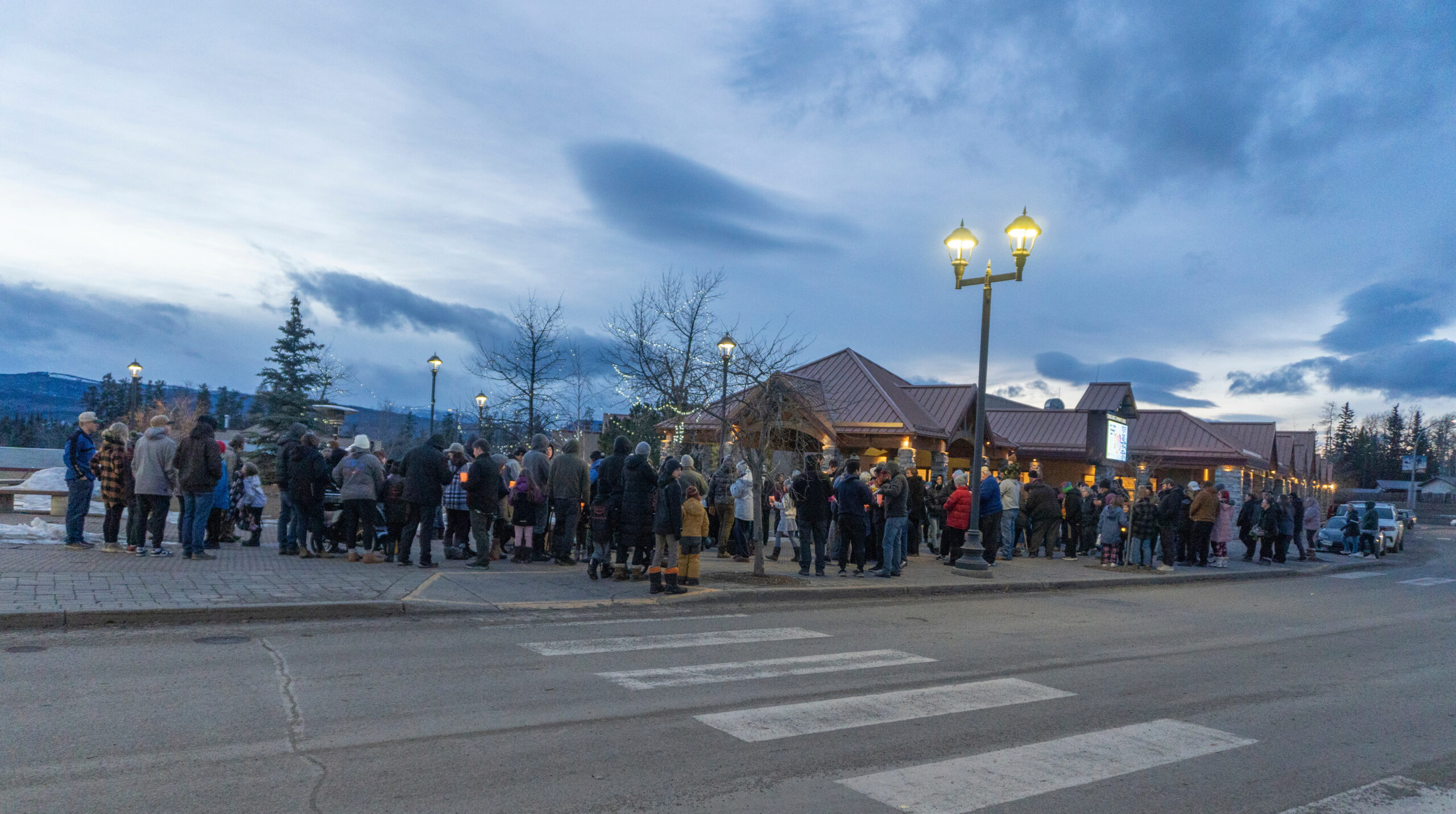 Menschen nehmen an einer Mahnwache an einer Schule in Kanada teil.