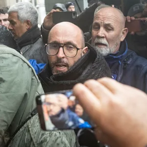 Der Besitzer der Bar „Le Constellation“ in Crans-Montana, Jacques Moretti kommt zur Anhörung vor der Staatsanwaltschaft des Kantons Wallis nach dem tödlichen Brand.