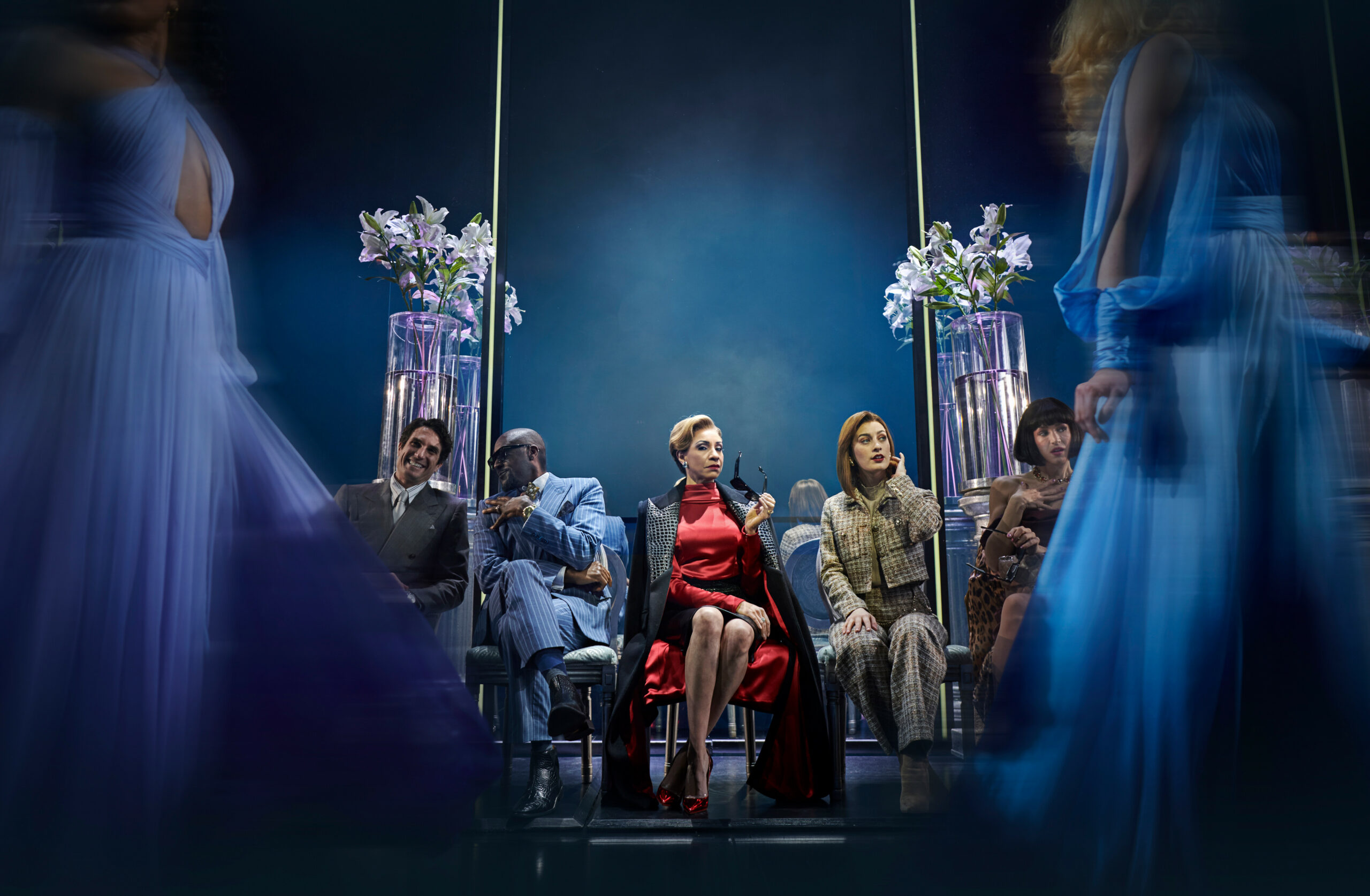 Eine Szene des Musicals „Der Teufel trägt Prada“ aus der West End Produktion. Das Musical feiert im Dezember Deutschlandpremiere in Hamburg. (Archivbild)