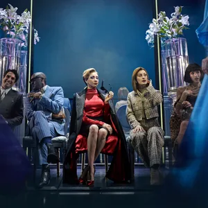 Eine Szene des Musicals „Der Teufel trägt Prada“ aus der West End Produktion. Das Musical feiert im Dezember Deutschlandpremiere in Hamburg. (Archivbild)