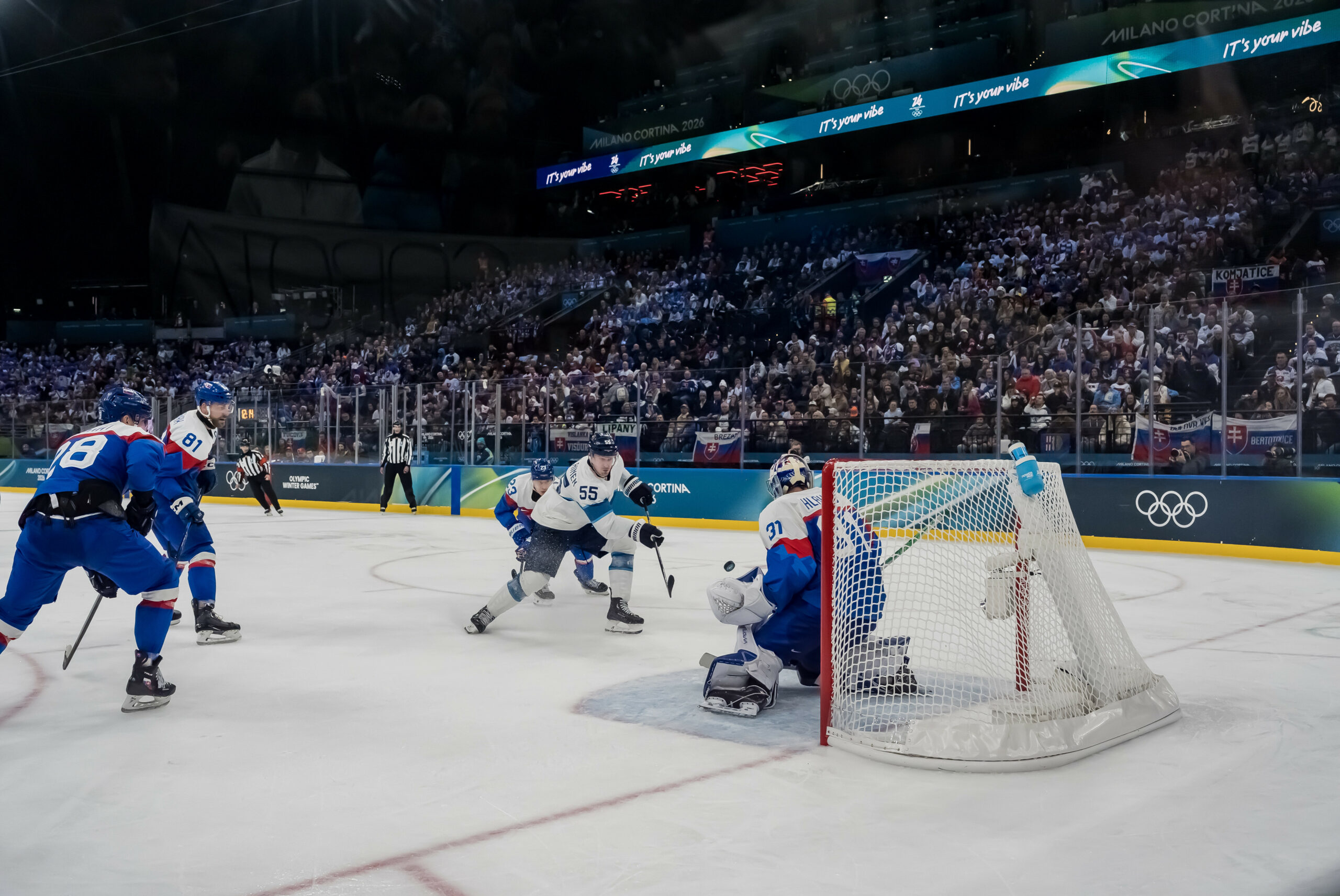 Der slowakische Torhüter wehrt einen Schuss eines finnländischen Stürmers beim gestrigen Olympia-Spiel ab