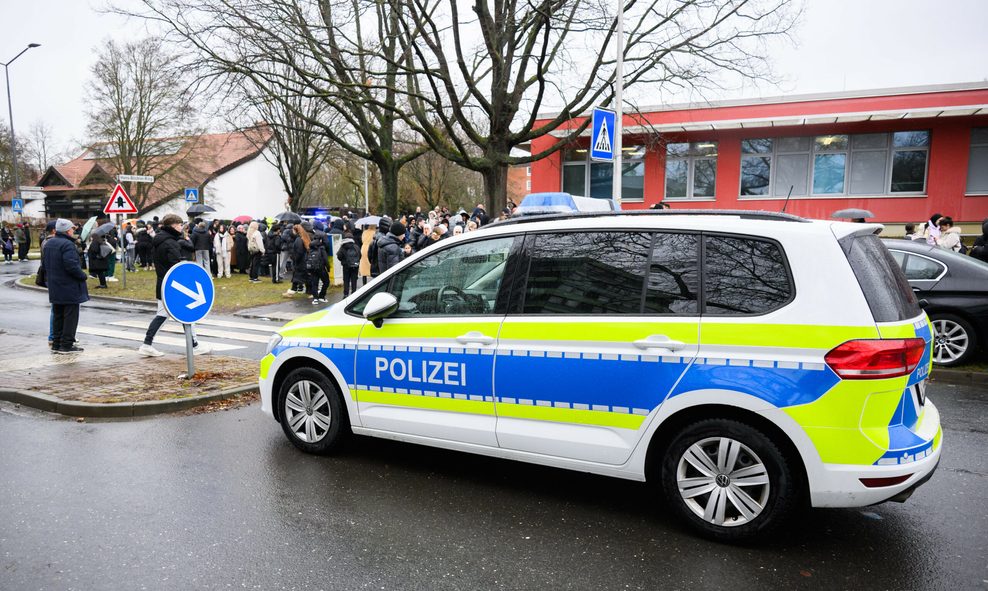 Polizei steht vor einer berufsbildenden Schule am Hans-Böckler-Ring.