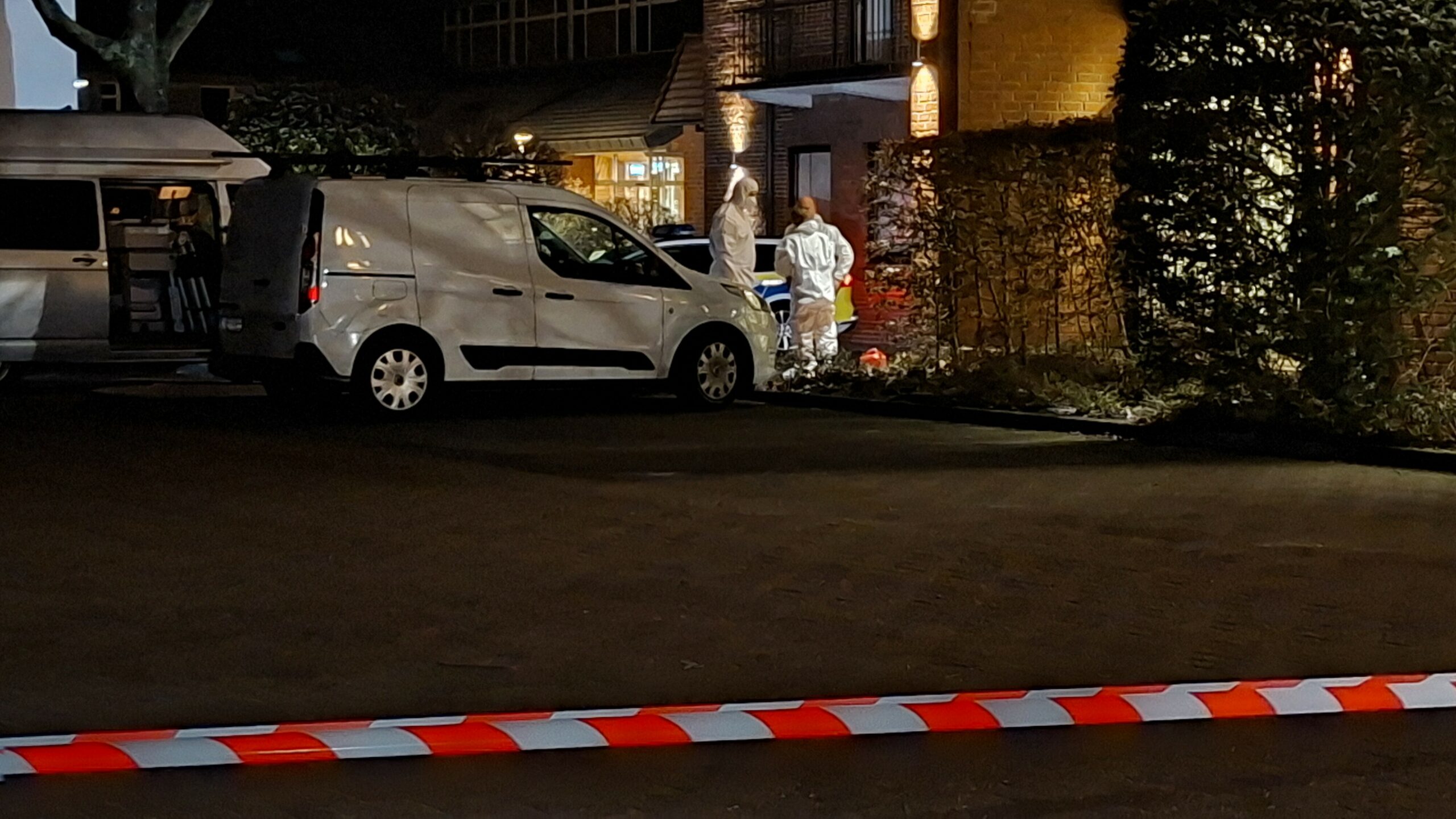 Einsatzkräfte der Polizei arbeiten an einer Bank.