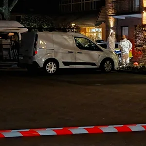 Einsatzkräfte der Polizei arbeiten an einer Bank.